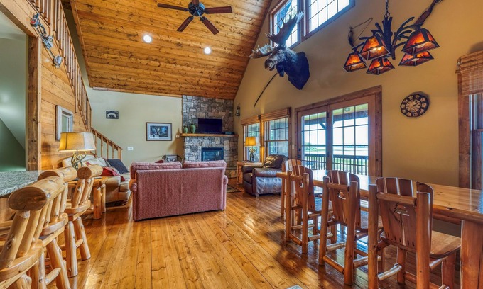 Bemidji Haus | 4 Schlafzimmer / 3 Badezimmer mit eigenem Whirlpool mit Blick auf den See.