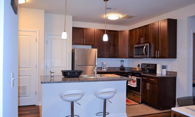 Hillsborough Wohnung | Resort style , upscale 2bedroom with den ( 3rd bed room) free parking