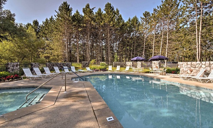 Harbor Springs Hütte | Resort-style Harbor Springs Home Near Ski Resort!