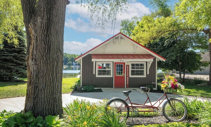 Greenville Hütte | Respite House: Barrier-Free Lakefront home with full Wheelchair accessibility.