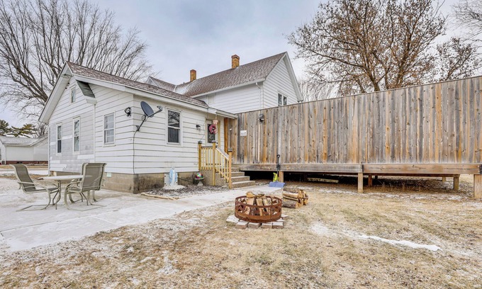 Leland Wohnung | Restaurant On-Site: North Freedom Apt w/ Yard!