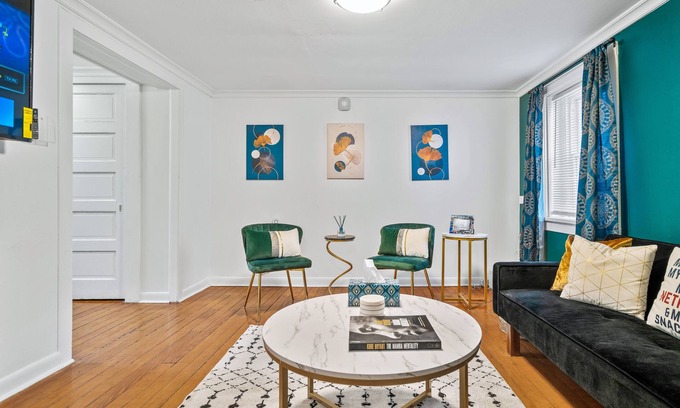 Oak Park Wohnung | Peaceful 2 Bed w FirePit Free Parking 15 mins to Downtown Chicago