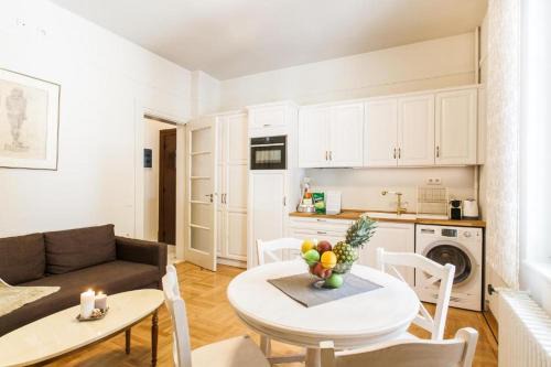 Plaka Wohnung | Restored Historic APT in Plaka,Under the Acropolis