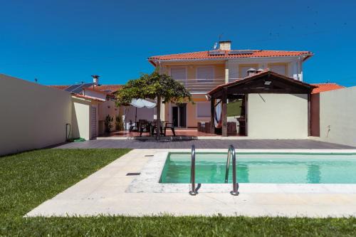 Murtosa Haus | Retiro da Atafona Beach Pool House Yellow