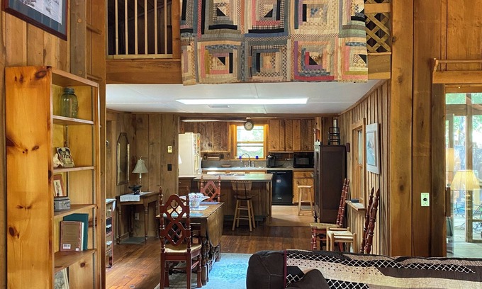 Rockbridge Baths Kabine | Retreat by the Rivah Experience this three bedroom custom built cabin, sleeps 8