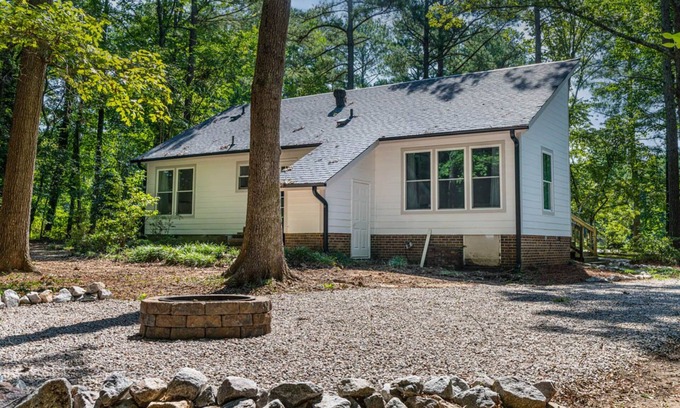 Raleigh Haus | Retreat to your own Refuge w/towering pines & oaks w/firepit close to everything