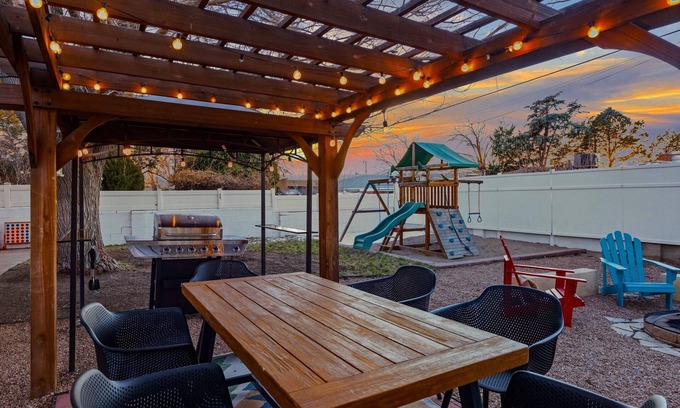 Northeast Heights Haus | Retreat w/ HotTub, Steam Room, BBQ, Arcade, Nintendo Switch, WorkSpace & W/D