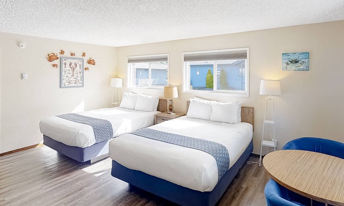 Bandon Haus | Retro beach gem with fast WiFI - walk to downtown restaurants