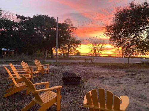 Fort Walton Beach - Destin Haus | Retro by the Bay Close to Beach Eglin PetFriendly