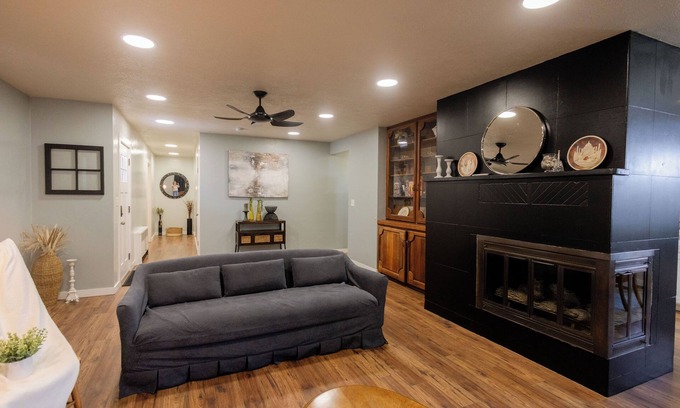 Mountain Home Haus | Retro, Cozy, and Vintage Home with Games, AC, and Wifi