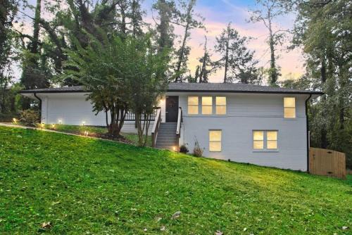 Austell Haus | Retro Cumberland 2-Story Hangout near Six Flags