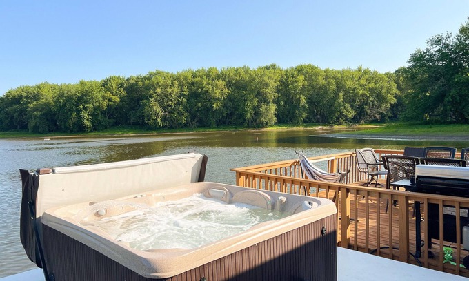 East Dubuque Wohnung | Retro floating cabin on river backwaters. HOT TUB!