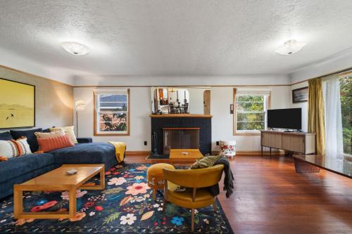 Starcrest Haus | Retro Getaway In Hazel Dell