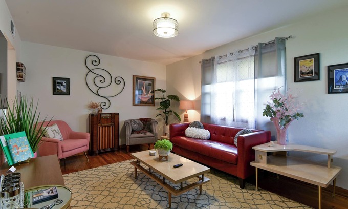 Pittsburg Haus | Retro rental within walking distance of PSU
