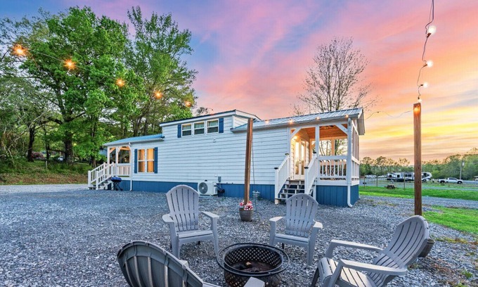 Guntersville Hütte | Glamp in Tiny House w/Boat Parking + Private Firepit & Minutes to Boat Launches