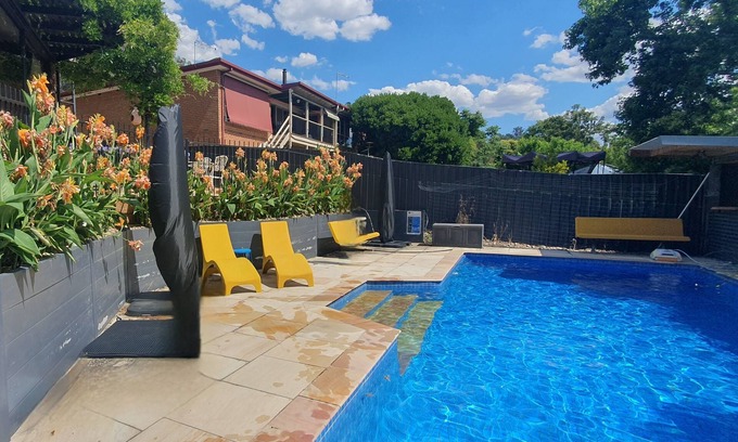 Wodonga Haus | Retro tri-split-level family home, outstanding views, large pool: Albury Wodonga