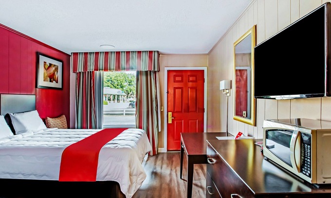 Ridgeland Hotel | Ride the Rails on a Vintage Steam Engine Train! 2 Relaxing Units, Free Parking