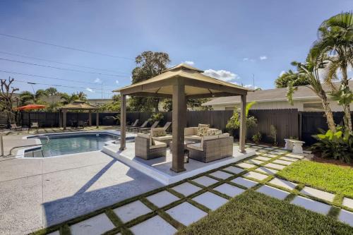 West Palm Beach Haus | Ridgeway Villa - Revel in Sunlit Living with Backyard Gazebo & Pool