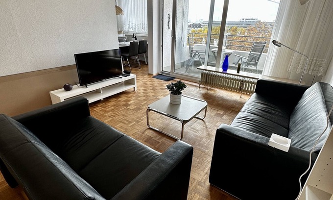 Oberkassel Wohnung | Right at the Top in Oberkassel! NEW BATHROOM & KITCHEN!