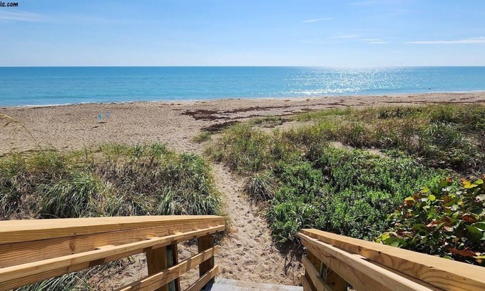 Bouvet Island Hütte | Right Direction Rentals Paradise Beach House