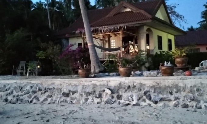 Thong Krut Haus | Right on the beach house