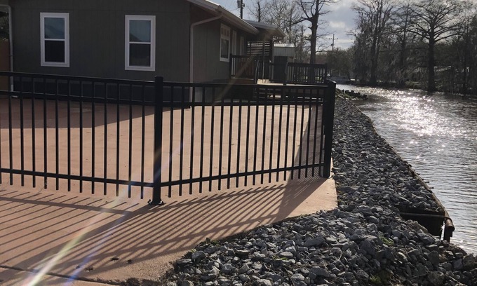 Pierre Part Haus | Right on the water! 3 Bedroom House, large deck, next to a kayak launch!