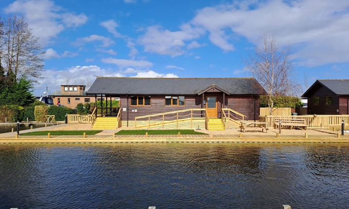 Brundall Kabine | River Breeze - Waterside, Norfolk Broads, sleeps 6 in 3 bedrooms