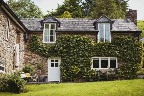 Llanfair Caereinion Haus | River Cottage, a luxurious and cosy riverside cottage for two