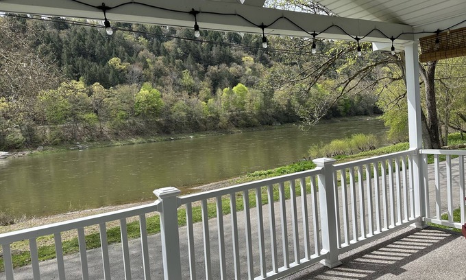 Emlenton Haus | River Front Cottage with Breathtaking view of Allegheny River