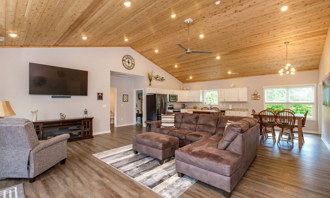 Shenandoah Haus | RIVER FRONT HOME AMAZING VEIWS AND HOT TUB