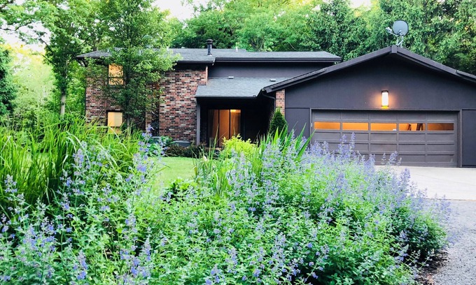 Pullman Haus | Atemberaubende Haus am Fluss / Spielzimmer / Kabel-TV / Grill / Feuerstelle / Tennisplatz / Wifi / AC