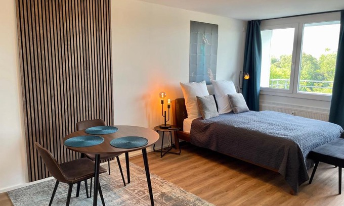 Offenbach am Main Wohnung | River Main I Taunus View I Workplace I Kitchen
