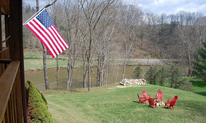 Crumpler Haus | River Rock Ridge-Upscale Cabin,Riverfront firepits,covered porch,WIFI,small dogs