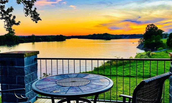 Morris Chapel Haus | River View & Retreat