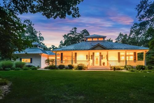 Saugatuck Villa | River Walk