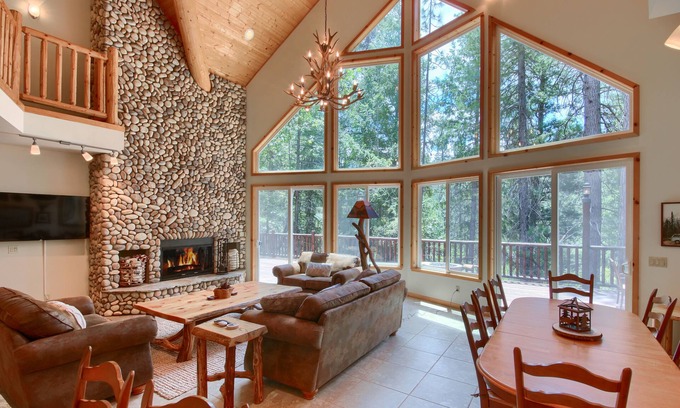 North Wawona Haus | Rivercrest Lodge with Hot Tub-Pool Table-Firepit