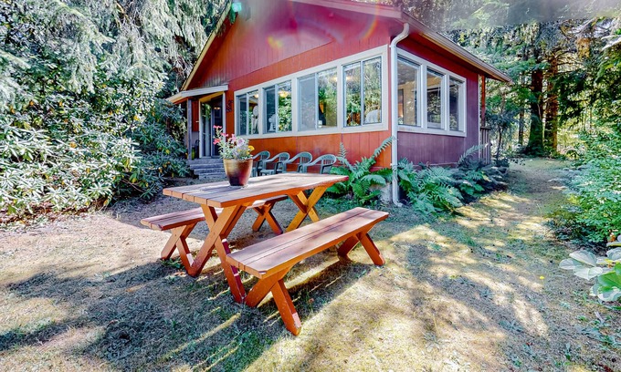 Gold Bar Kabine | Riverfront cabin with a full kitchen, WiFi, firepit, & water access