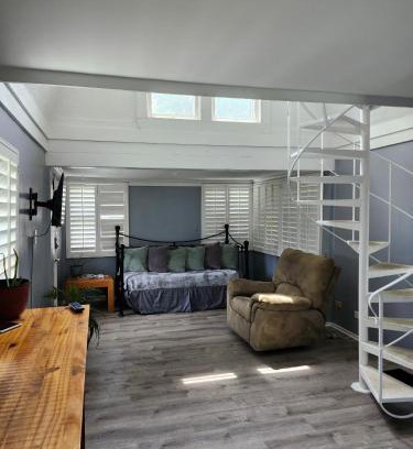 Fox River Grove Haus | Riverfront Cottage