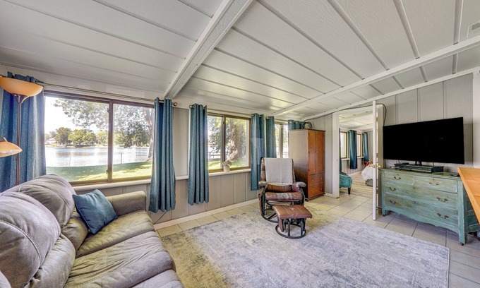 Dixon Kabine | Riverfront Dixon, Illinois, Vacation Rental!