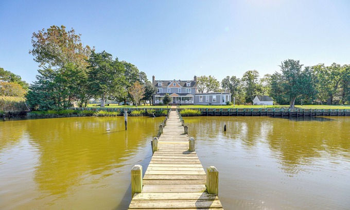 Allen Haus | Riverfront Gem w/ Fire Pit in Eden