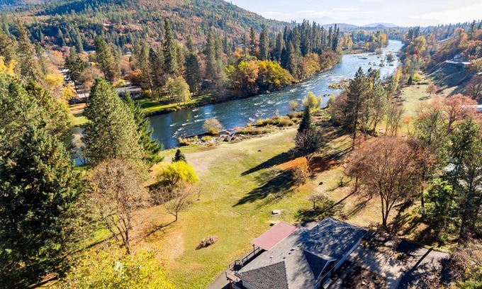 Shady Cove Haus | Riverfront Getaway, wunderschön umgebautes Haus