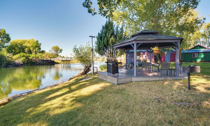 Chiloquin Wohnung | Riverfront Resort Cabin ~ 21 Mi to Crater Lake!