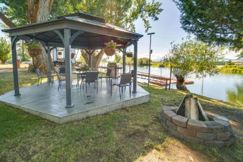 Chiloquin Wohnung | Riverfront Resort Cabin about 21 Mi to Crater Lake!