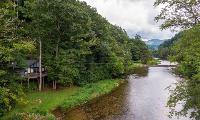 Todd Kabine | Rivers Edge in Todd - Genießen Sie den River von Ihrem Rocker auf der Veranda aus