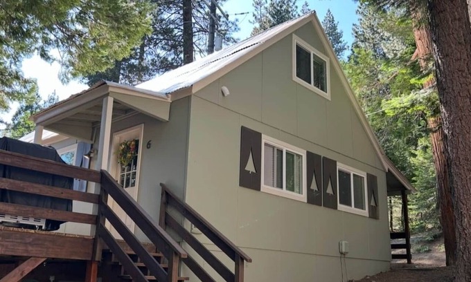 Strawberry Haus | Rivers Resort Cabin #6