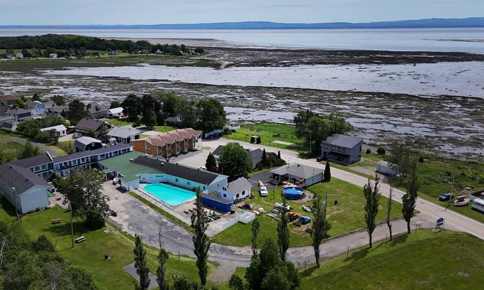 Isle aux Coudres Wohnung | Riverside Condo with Pool - Les Voitures d'Eau