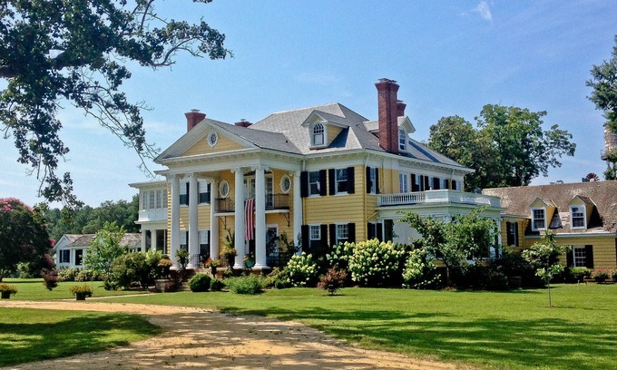 Ware Haus | Riverside farm cottage with pool