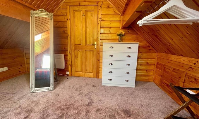 Aberchirder Kabine | Riverside Lodge—3-Bed Retreat in AberdeenshirenCozy, scenic, and peaceful.