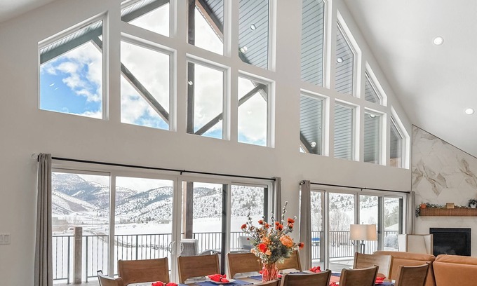 Lava Hot Springs Kabine | Riverside Luxury: Modern Mountain Retreat with Hot Tub and 3 King Suites!