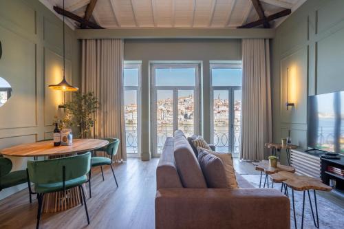 Santa Marinha Wohnung | Riverside Oasis by LovelyStay